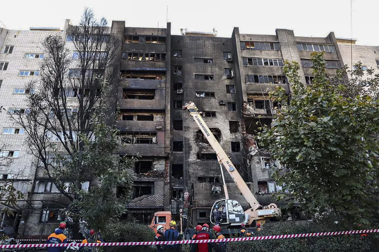 Последствия падения бомбардировщика Су-34 в жилом районе города Ейска, Краснодарский край, 18 октября 2022 года.