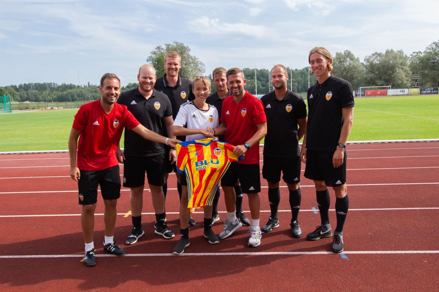 Augusti algul Hispaania tippklubi Valencia CF-i noorte­akadeemia laagris käinud Cevin Suurhallik sai lisaks jalgpalli tarkuse­teradele ka klubi esindusmeeskonna särgi koos kõigi mängijate autogrammidega.