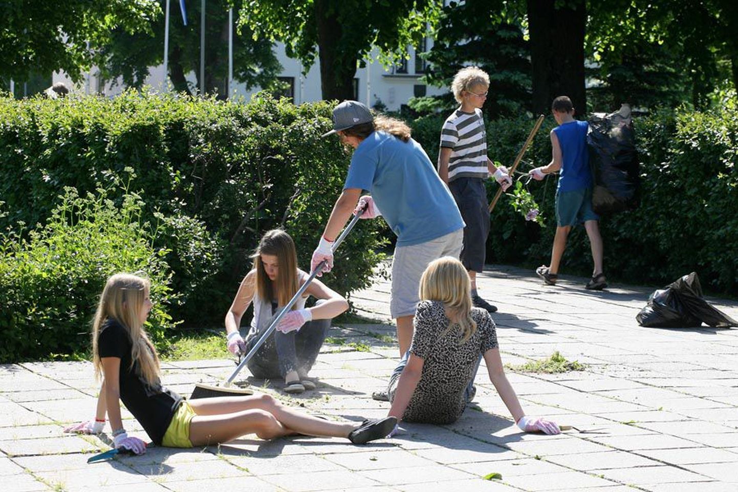 Nii nagu mullu, saavad Viljandi õpilased ka tänavu suvel teha linna korraldatavas malevas heakorratöid. Varasemad aastad on näidanud, et selle vastu tunnevad kõige rohkem huvi 13—15-aastased.