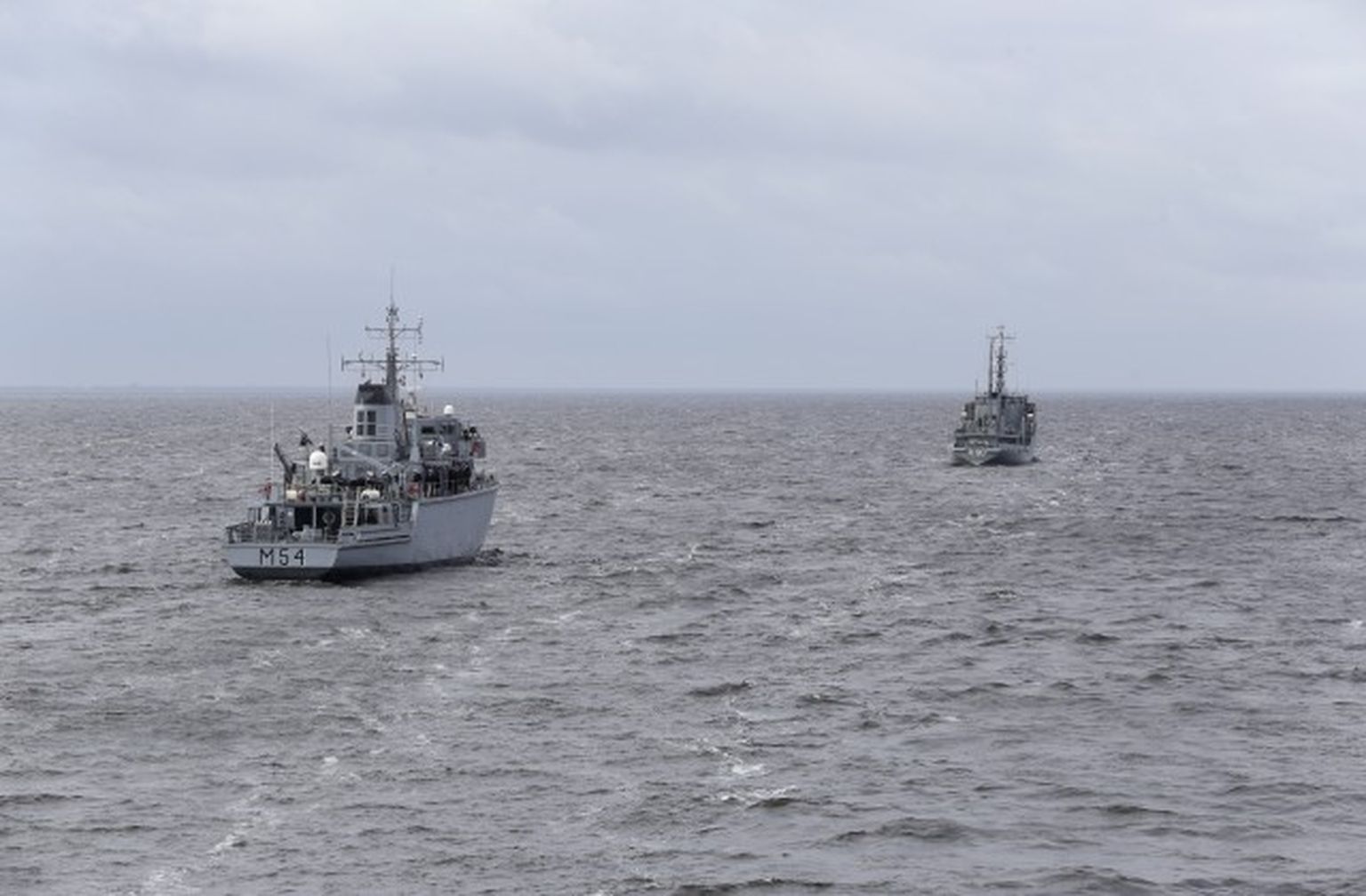 Lietuvas Jūras spēku mīnu kuģis M-54 "Kuršis" un Baltijas valstu jūras eskadras (BALTRON) sastāvā esošais Jūras spēku flotiles apgādes kuģis A-90 "Varonis", atzīmējot Jūras spēku atjaunošanas 25.gadadienu, piedalās kuģu parādē Rīgas jūras līcī