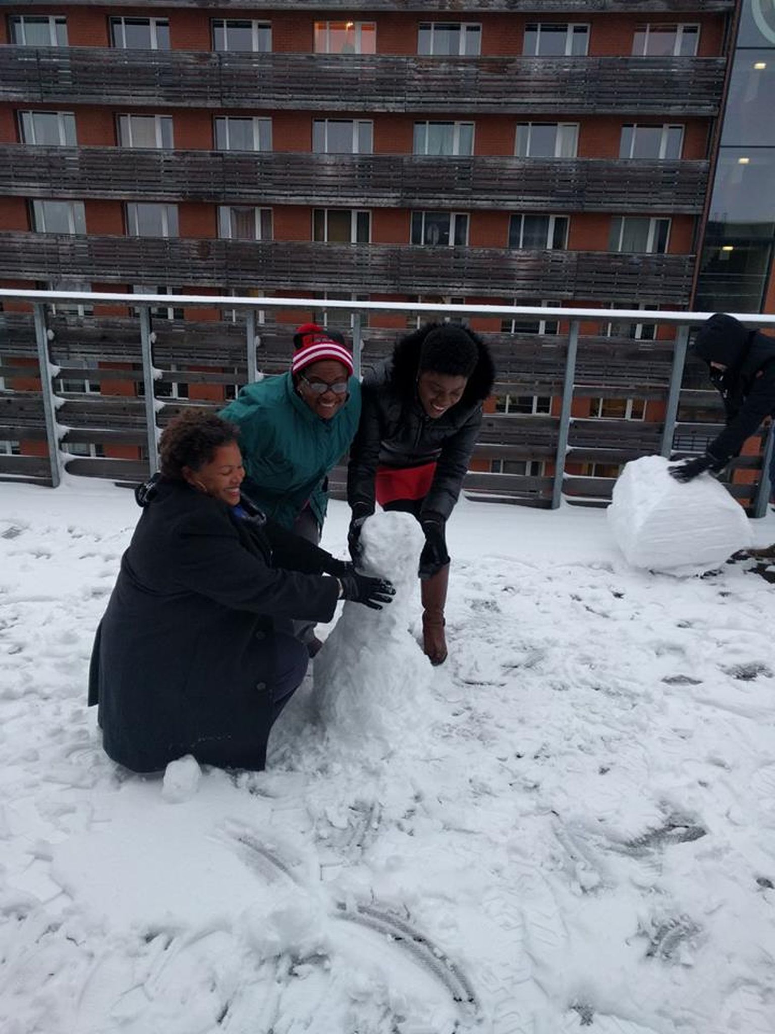 Elus esimest korda ehitavad lumememme (vasakult) Primla Williamson-Monroe, Jannet McIntosh ja Adella Campbell.