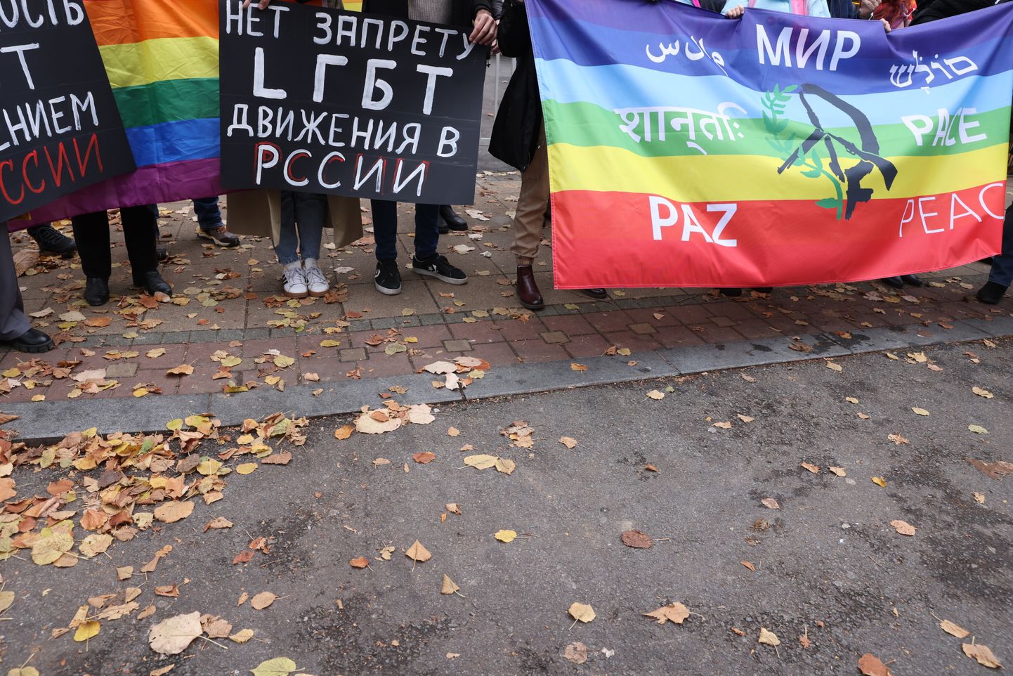 Aktivistid avaldamas meelt LGBT liikumise keelustamise vastu Vene saatkonna ees Belgradis.
