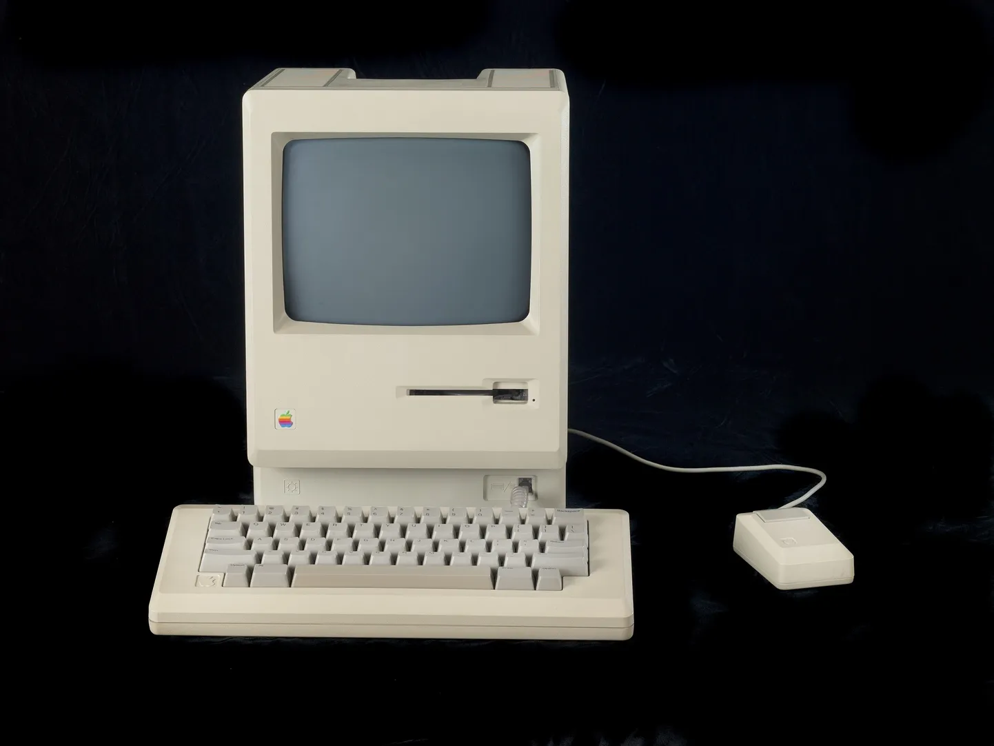 Apple´i üks asutajatest ja juht Steve Jobs esitles 1984. aastal uut arvutit Macintosh kui võimalust igaühel arvutit kasutama hakata, kuna see on lihtne, odav ja mugav. Hind oli sel masinal 2500 dollarit, mis siiski polnud veel väga taskukohane.