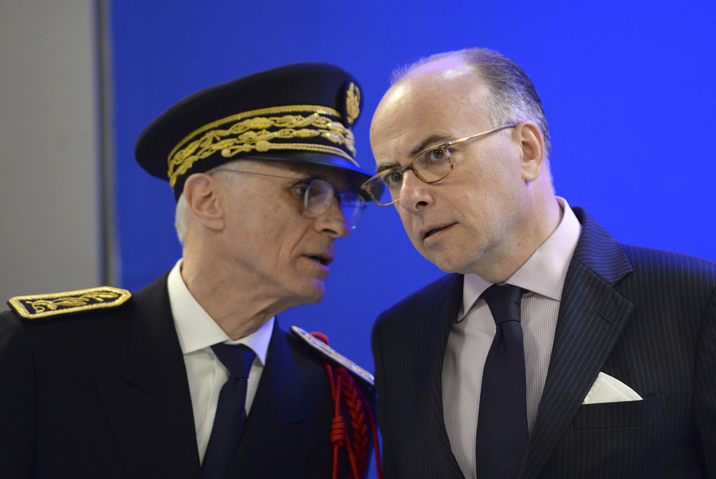 Префект парижской полиции Бернар Буко и министр внутренних дел Бернар Казнев.