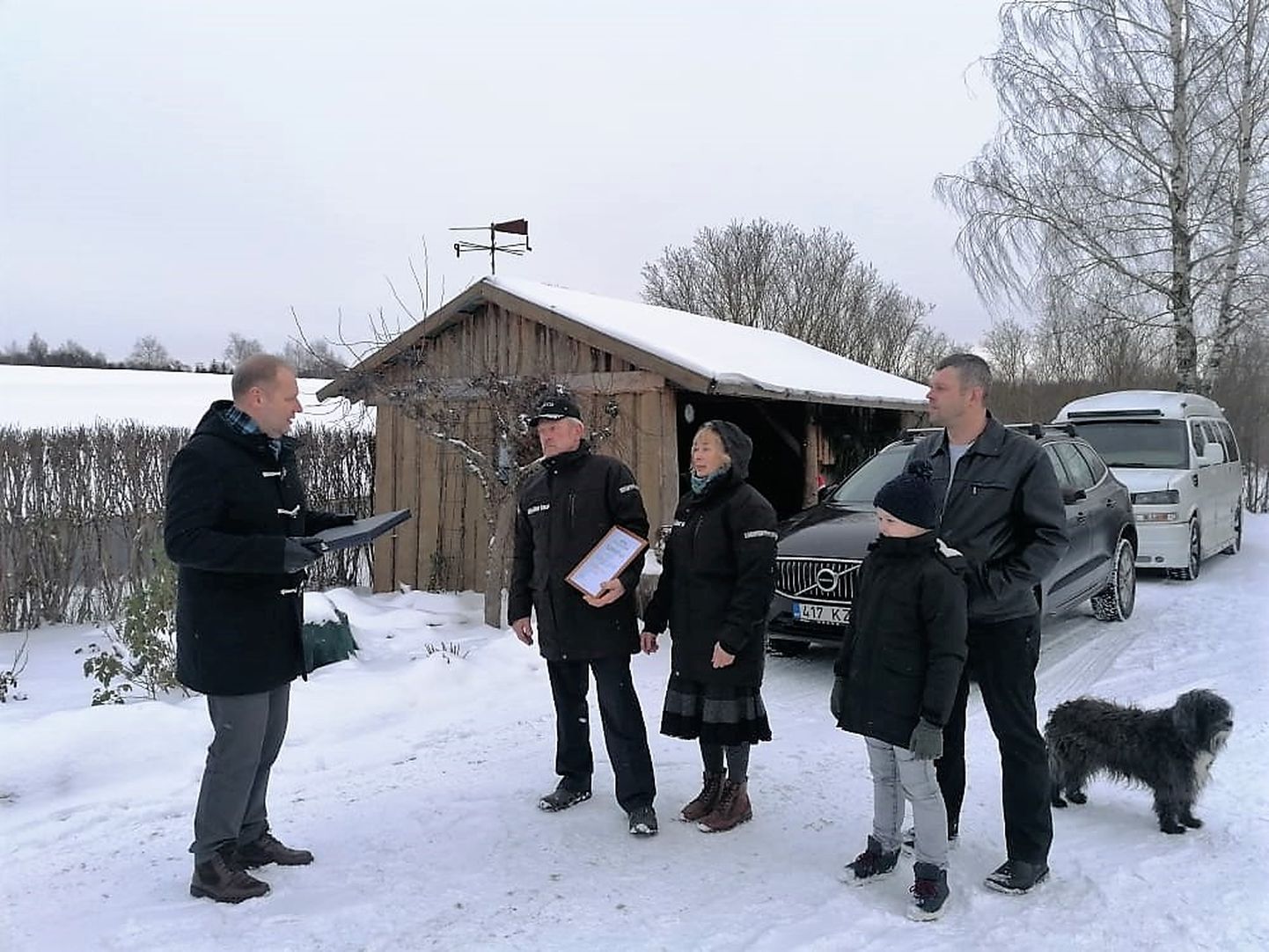 Parima talu tiitli andis pererahvale üle maaeluminister Urmas Kruuse (vasakul).