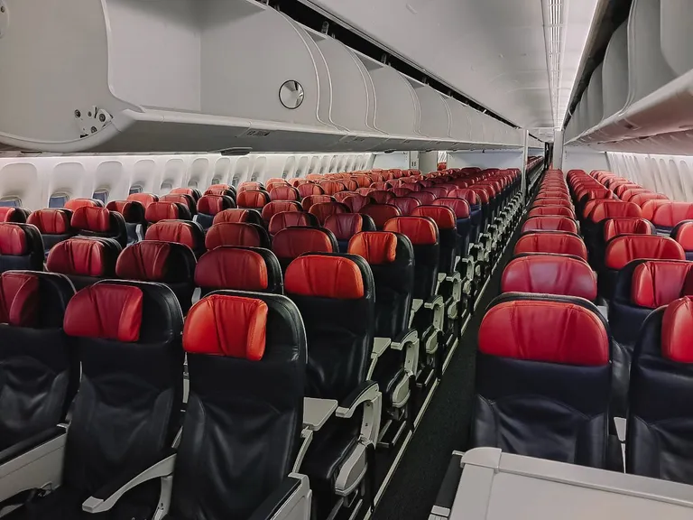 Tšarterlendudel kasutatava Boeing 777-300 ER interjöör. Istmed on ootuspäraselt 3+4+3 asetusega.