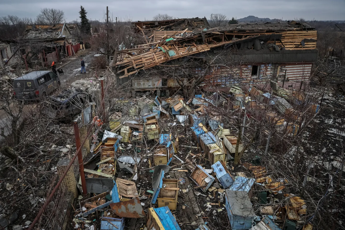 Вид на разрушенные пчелиные ульи от российского ракетного удара в районе села Ровно недалеко от города Покровска, 7 января 2024 года.