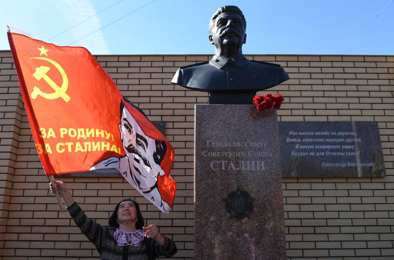 Jossif Stalini kuju avamine Novosibirski kommunistide peakontori juures.