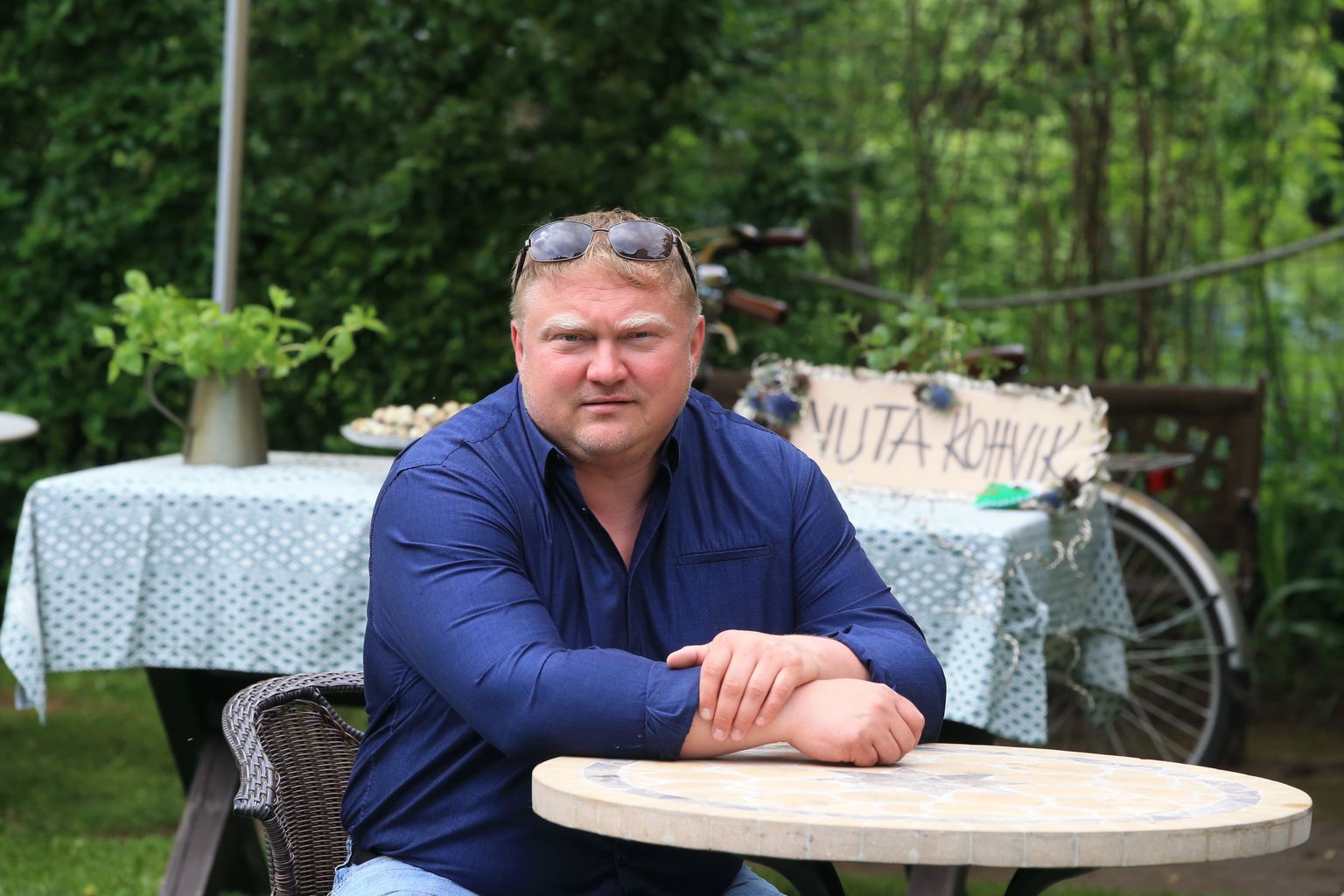Endine Tartu abilinnapea Kajar Lember pidas Karlova kohvikutepäeval oma koduaias kohvikut.