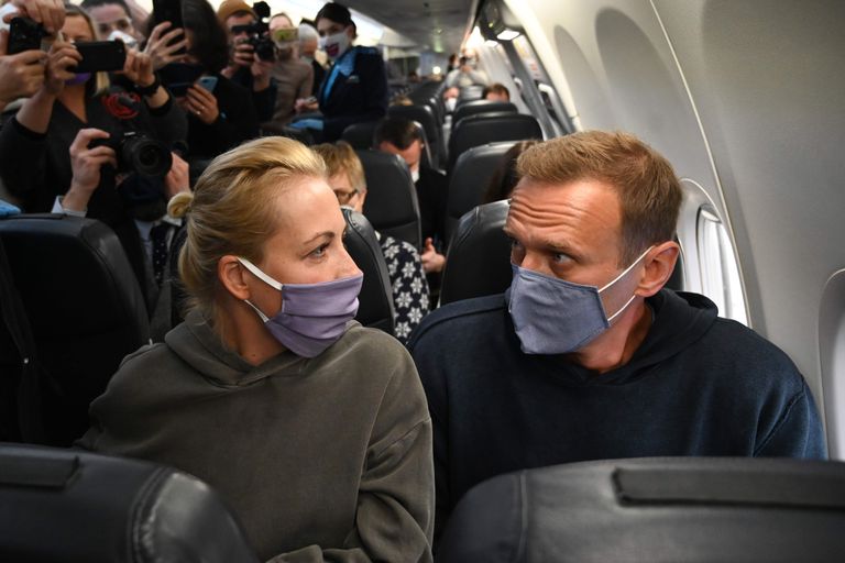 Юлия и Алексей Навальные в самолете в Берлине перед полетом в Москву, 17 января 2021 года.