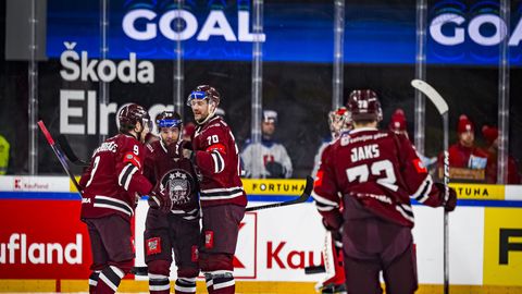 Latvijas hokeja izlase aizraujošā cīņā piedzīvo zaudējumu