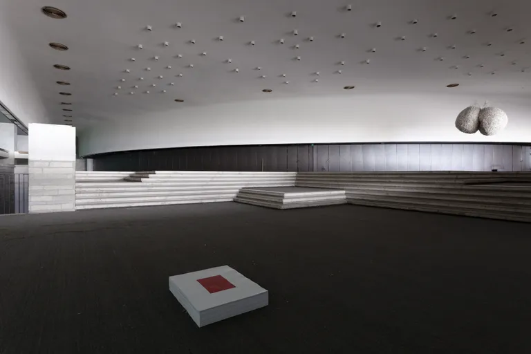 Felix Gonzalez-Torres, «Nimeta» (Me ei mäleta), 1991. Taustal Vanessa Billy, Lahkunud, 2021