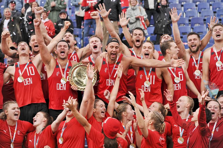 Taani meeste ja naiste rannakäsipallurid võitu tähistamas.