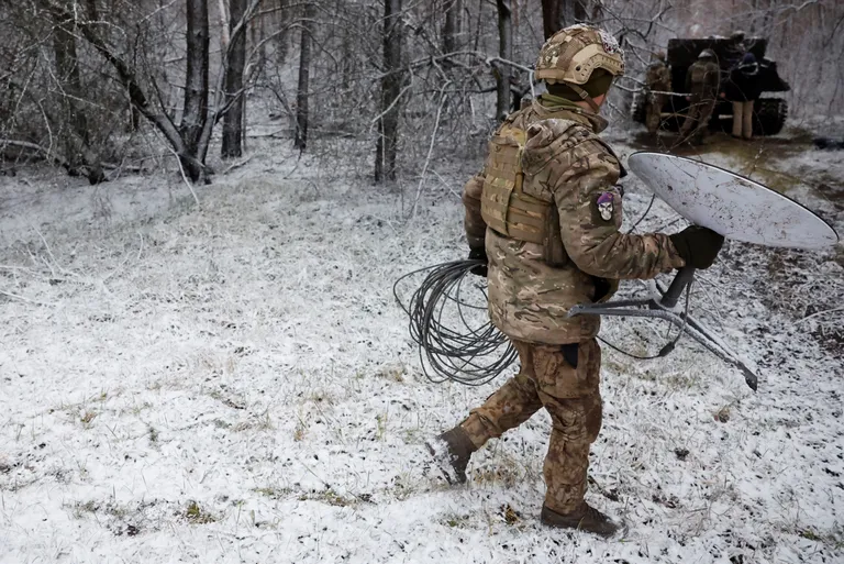 Украинские военные используют Starlink как для обмена информацией, так и для наведения ударных средств и контроля за обстановкой на поле боя. Российские — наверняка тоже