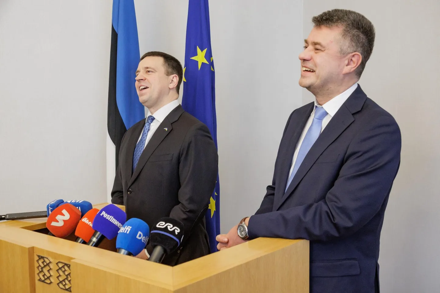 Riigikogu aseesimees Jüri Ratas teatas pressikonverentsil liitumisest erakonnaga Isamaa. Paremal Isamaa esimees Urmas Reinsalu.