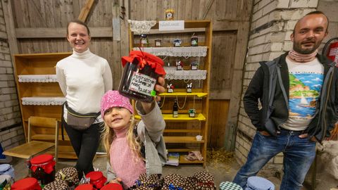 GALERII ⟩ Hoidiste messil trotsiti vihma, söödi moosi ja krooniti parimaks hoidiseks karulaugupesto