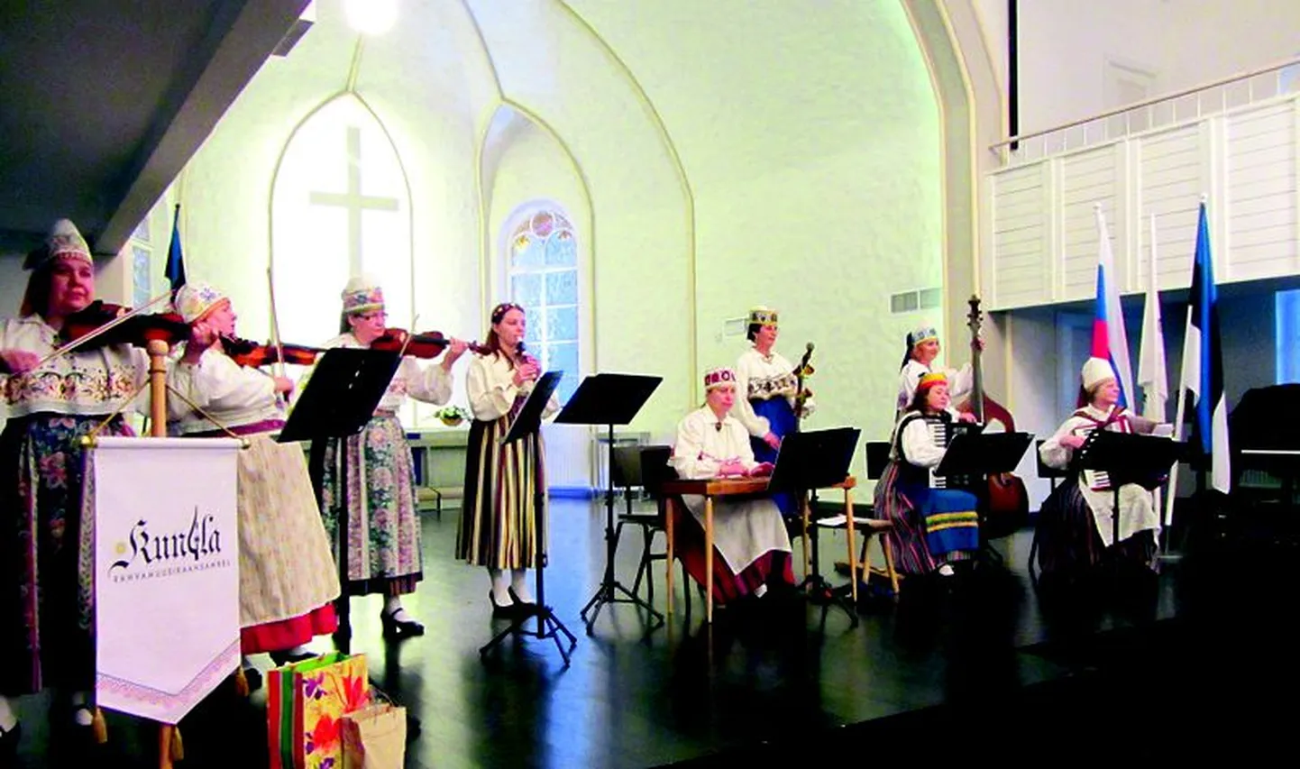 Kungla pilli- ja laululood panid Jaani kiriku ja Neevalinna eestlaste südamed helisema.