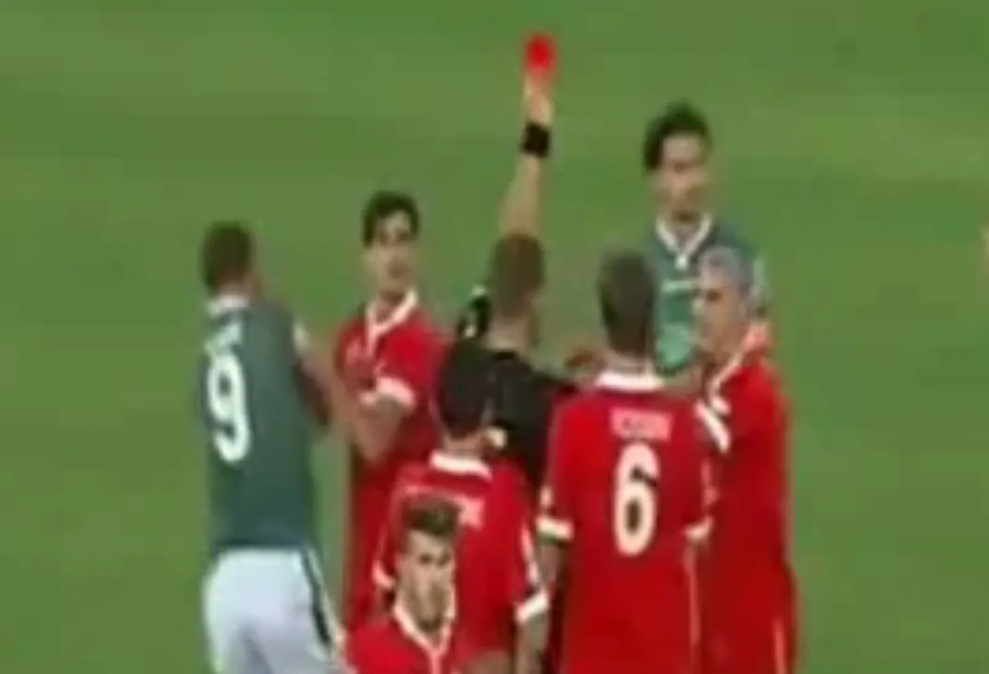 Avellino ründaja Gianmario Comi lõi hambad vastasmängijale kätte.