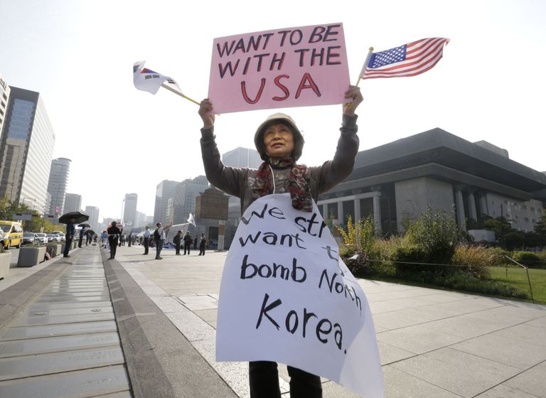 Lõuna-Korea meeleavaldaja toetab USA sõjalist poliitikat.