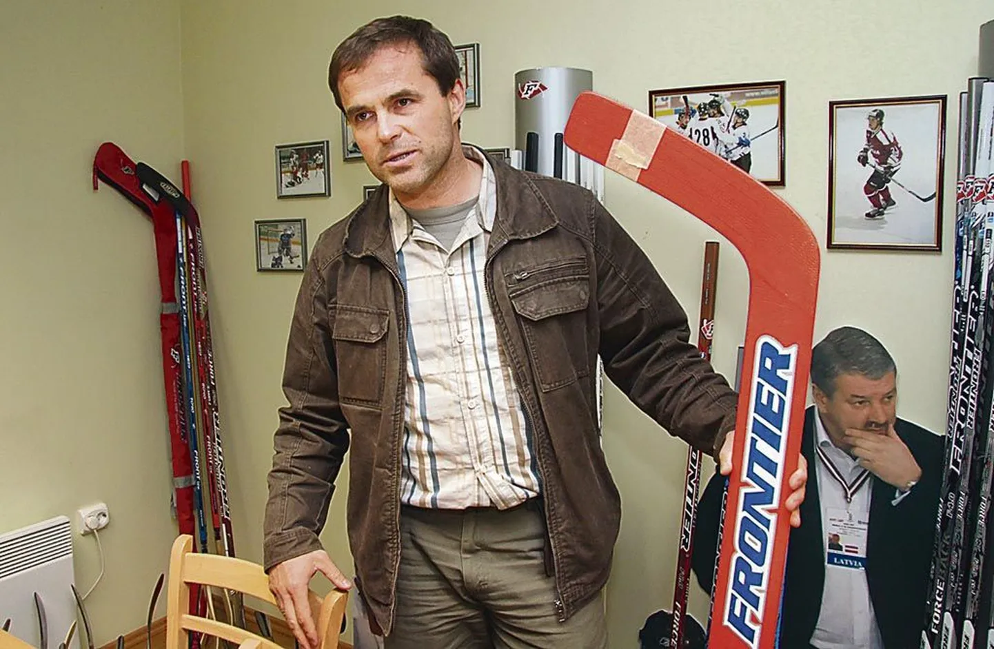 Pärnumaa ettevõtlus- ja arenduskeskuse tunnustuse pälvinud Frontier Hockey OÜ juhataja Imre Taveter näitab maailmakuulsate mängijate tarvis toodetud hokikeppe.