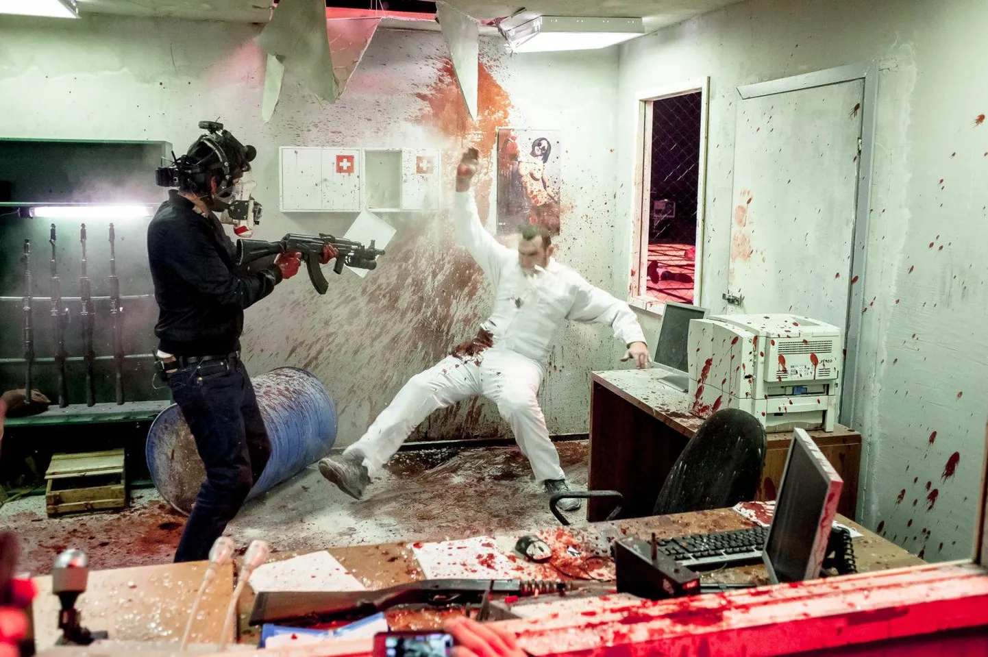 Stiilinäide filmi «Hardcore: Raju Henry» verisest verisemast kaadrist.