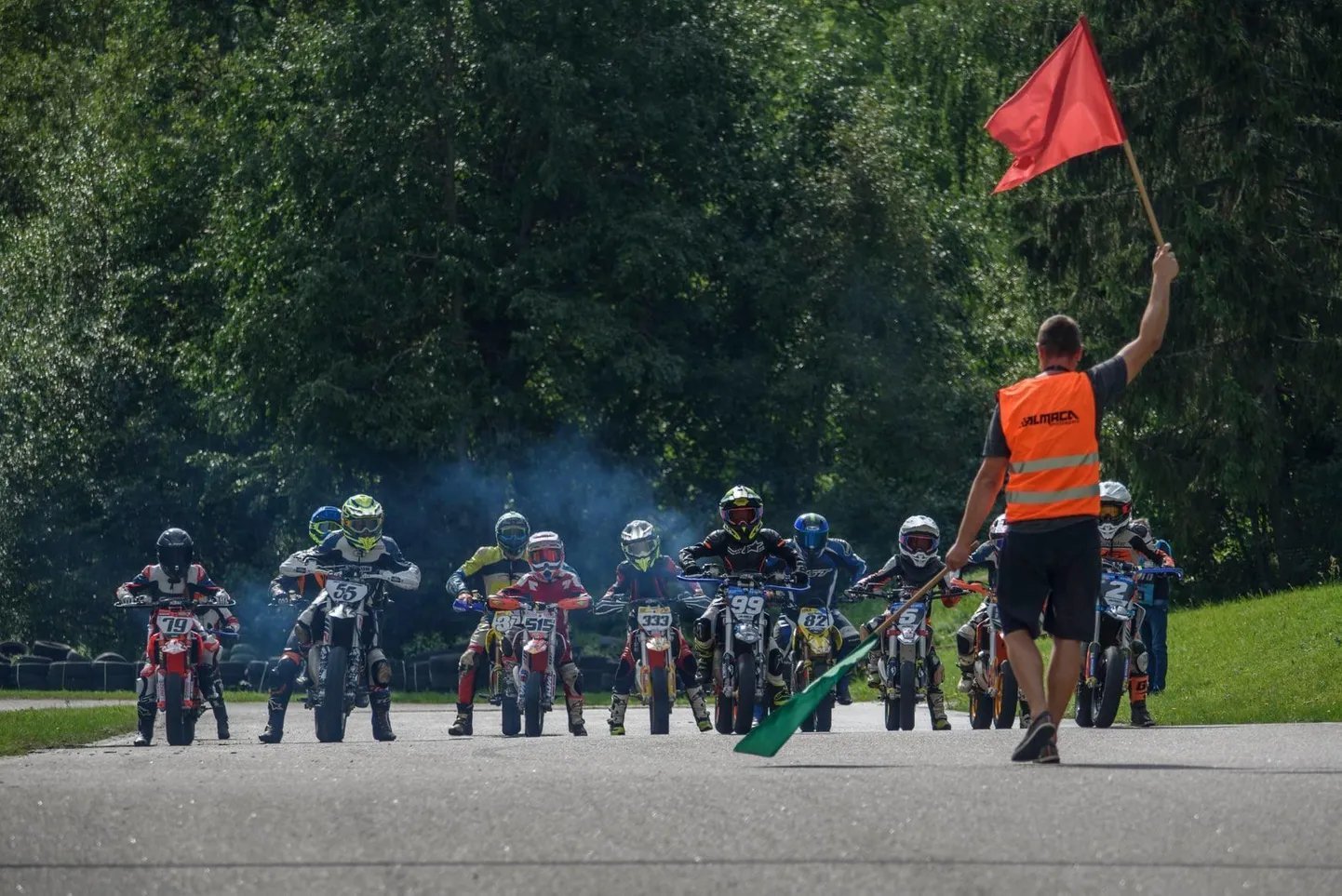 Noored motosportlased stardi ootel.