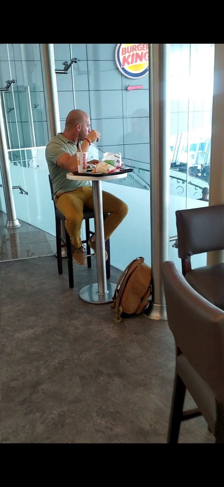 Elu24le saadetud lugeja pilt, kus Erik Orgu naudib puhkust ja sööb lennujaama Burger King kiirtoidukohas burksi.