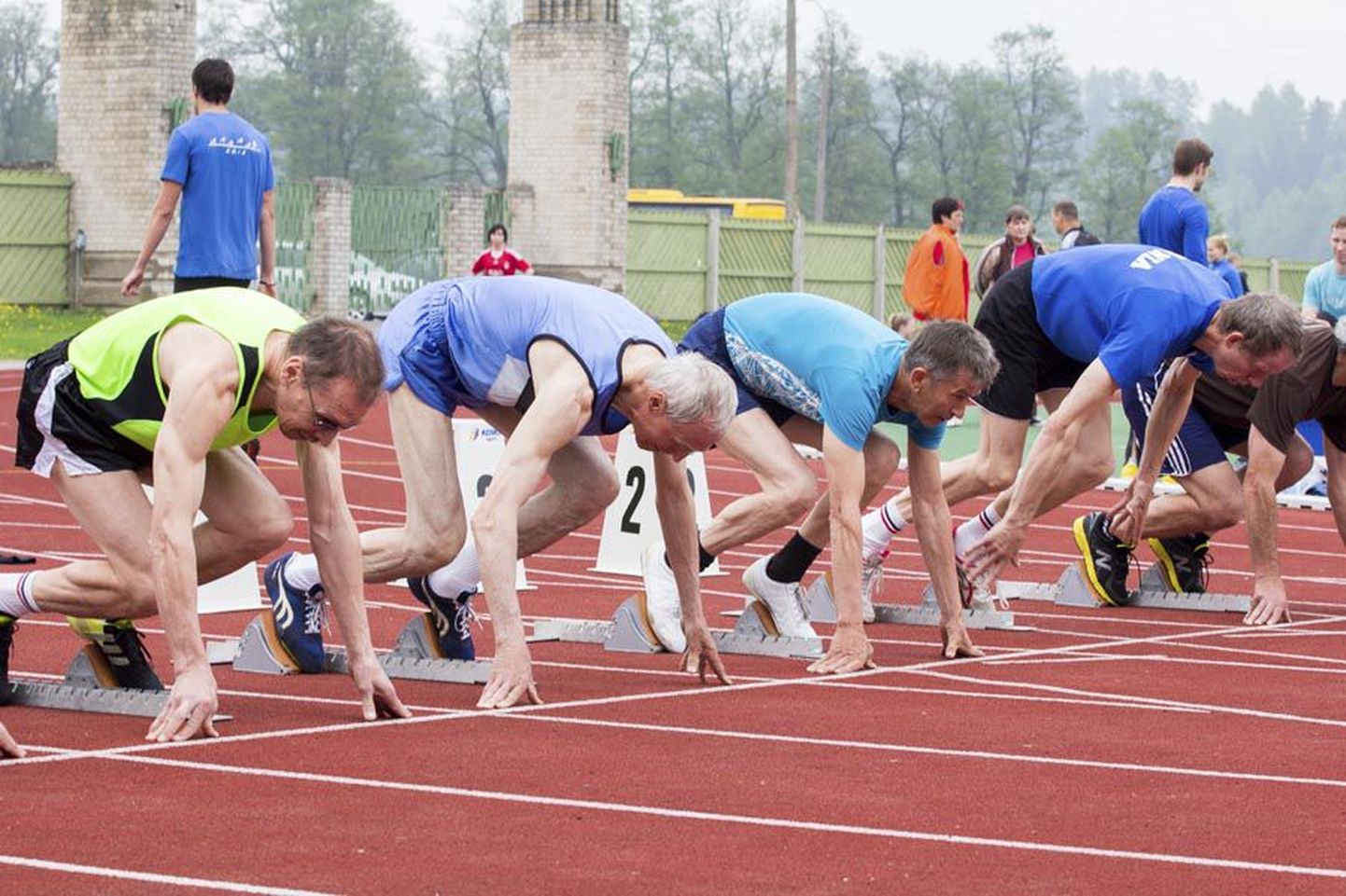Sakala mängude kergejõustikuvõistlus tõi staadionile nii Eesti koondislasi kui eri tasemel harrastajaid. Pilt on tehtud veteranide M-50 klassi 100 meetri jooksu stardis. Selle võitis Suure-Jaani valla mees Margus Mikkor (vasakult neljas).