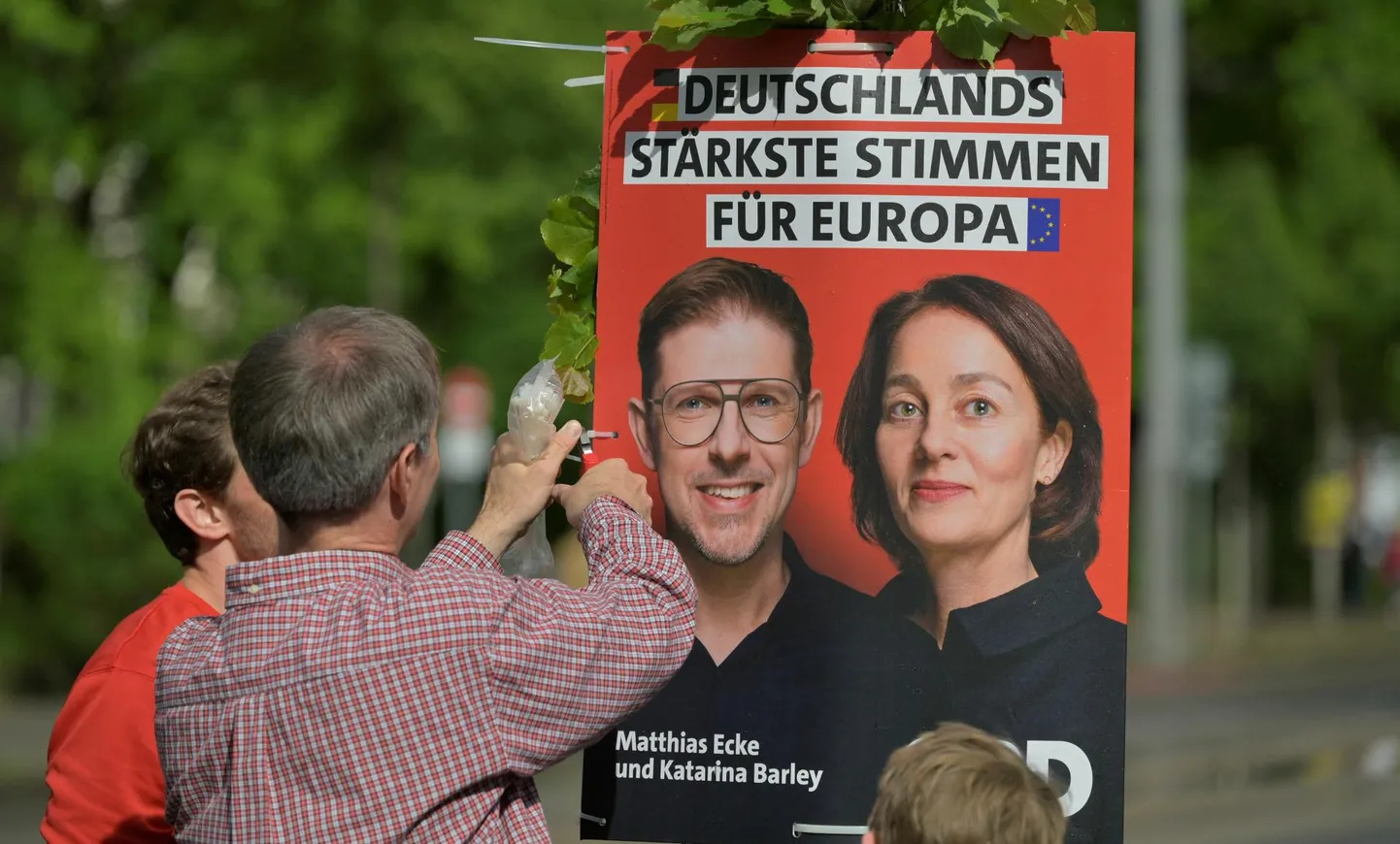 Vabatahtlikud riputasid pühapäeval Dresdenis üles Euroopa Parlamendi valimiste reklaami, millel kujutatud Sotsiaaldemokraatliku Partei (SPD) esinumber Saksimaal Matthias Ecke ja sotside üleriigilise nimekirja esikandidaat Katarina Barley.
