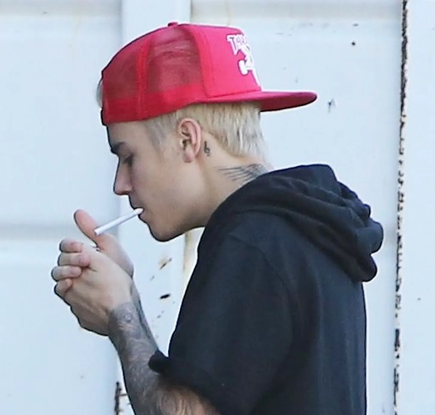 Justin Bieber suundus esmaspäeval stuudiosse, sigaret hambus.