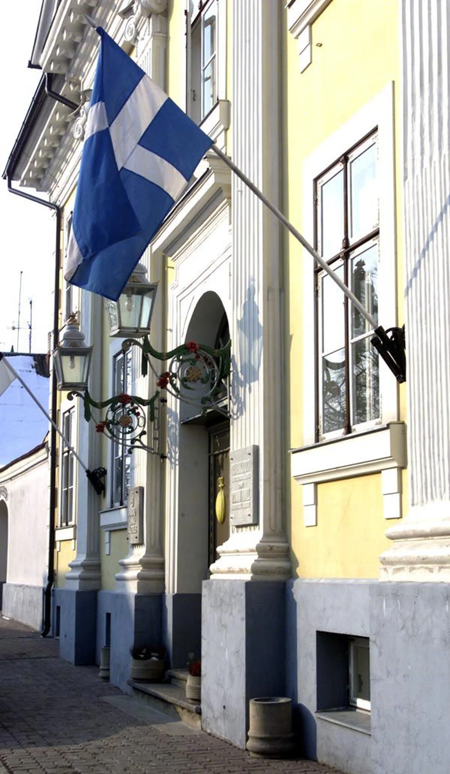 Linnavalitsus toetab Pärnu sini-valge ristilipu senisest agaramat kasutamist, seitsekümmend üks aastat tagasi kaaluti tõsiselt ka Pärnu ajaloolise vapi lisamist lipule, kuid linnavolinikele meeldis ristilipu kavand rohkem.