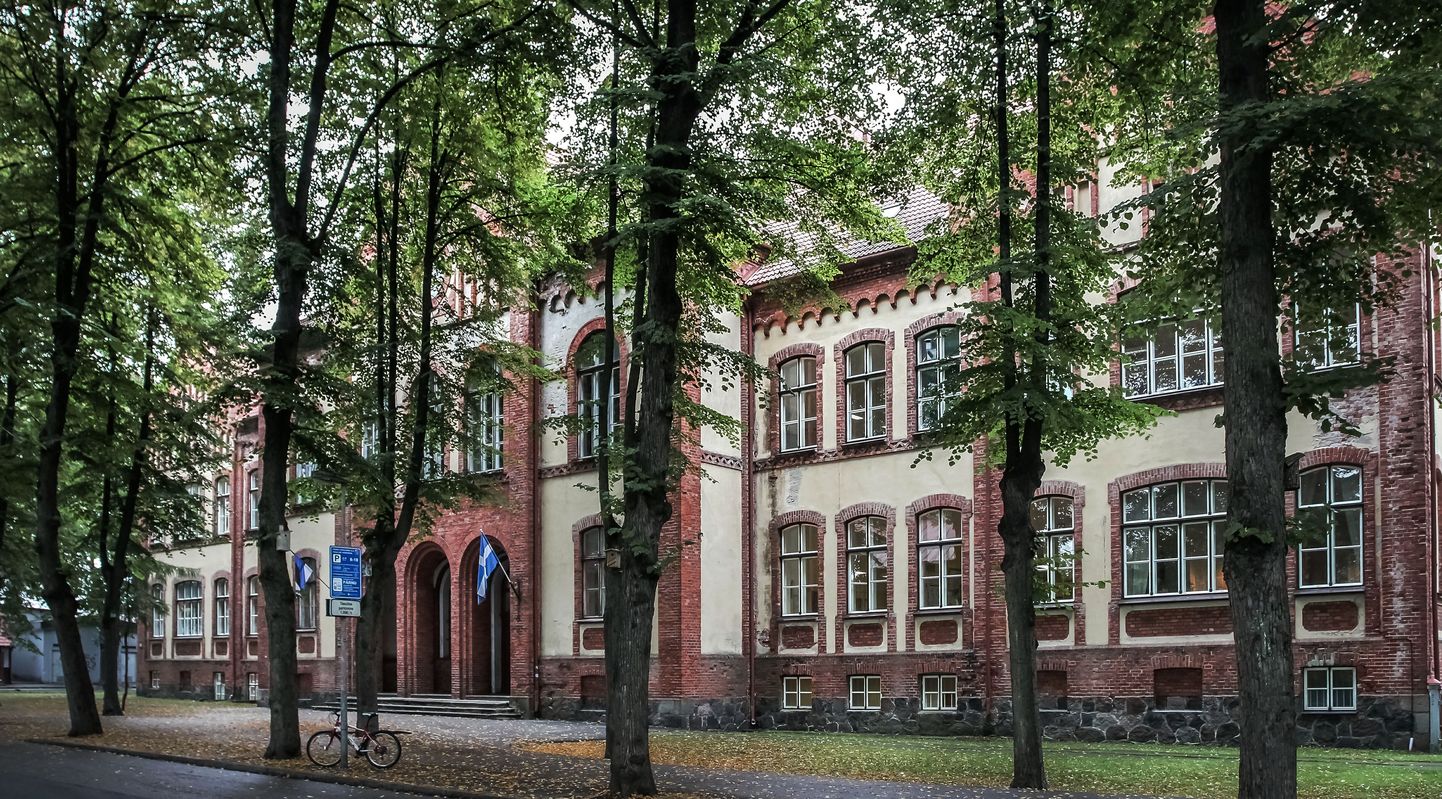 Praeguse Vanalinna põhikooli hoones Pärnus Nikolai tänaval on varem asunud mitu eri nimetusega kooli.