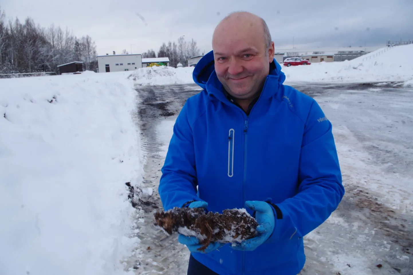 Turbaga segamisel saab reoveepuhasti setteainest viljaka komposti, mille puhul praegu on tegemist jäätmega, ütles ASi Võru Vesi juhataja Juri Gotmans.