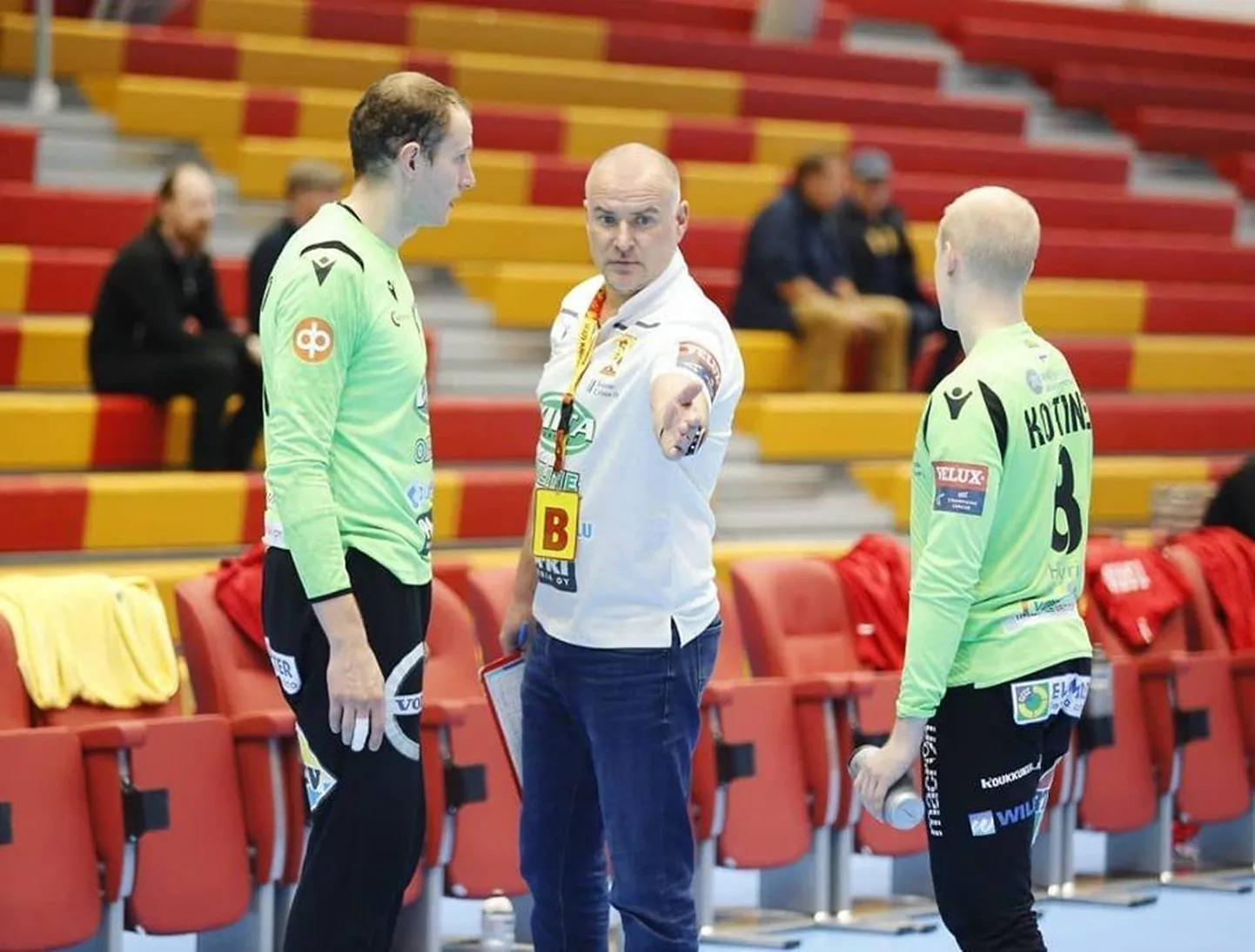 Paavo Nelke (keskel) nõuandeid kuulavad Soome käsipalli kauaaegse valitseja Riihimäe Cocksi põhimeeskonna väravavahid Vitalii Shitsko (vasakul) ja Leevi Koistinen.