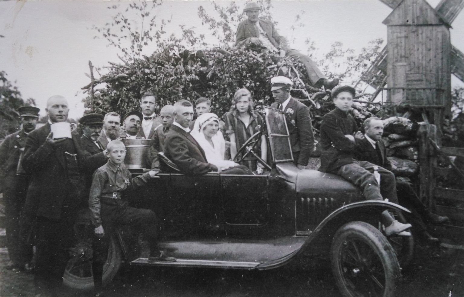 PULMASÕIT UPAL: Prits Laht (valge mütsiga) oli üks esimesi Saaremaa autojuhte, kes 1924. aastast oma Fordiga saarlasi vedama asus.