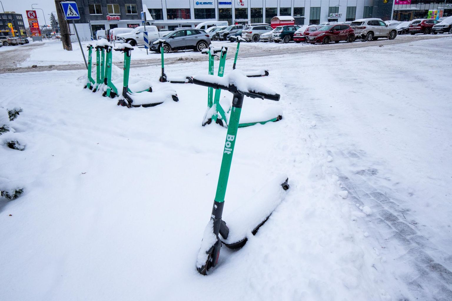 Ajal, mil riigikogus arutati parkimisprobleemi, olid elektritõuksid mattunud lume alla.