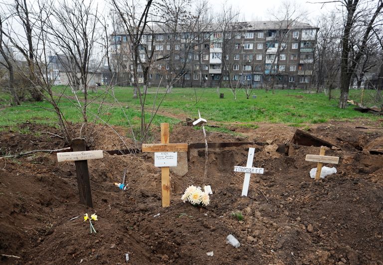 Mariupolis hukkunud inimeste hauad linna rohealal.