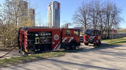 VIDEO ⟩ Vesetas ielā Rīgā dzēstas degošas garāžas durvis