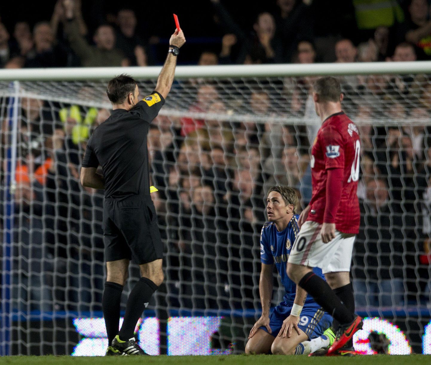 Chelsea ründaja Fernando Torres (põlvili) teenis punase kaardi.