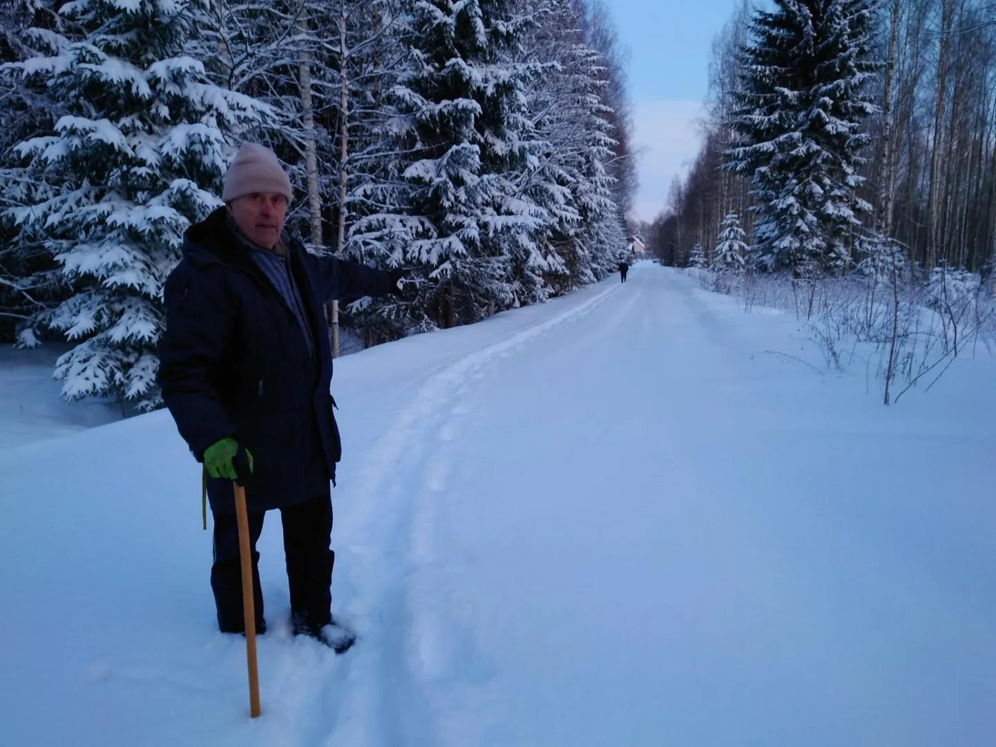 Jüri Horunži ja Maie Meriste pidid läinud reedel Võibla külas oma tallu jõudmiseks läbi lume sumpama. Põhjus selles, et nad pole ametlikult Tartu valla elanikud.