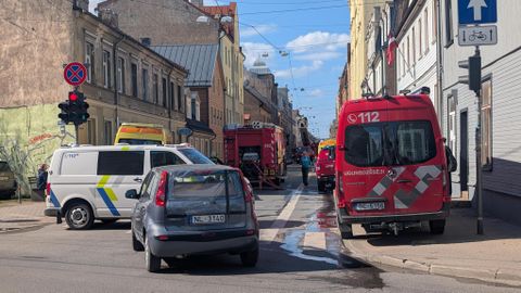 ВИДЕО ⟩ Из горевшего здания на улице Бруниниеку эвакуировались три человека, спасена кошка