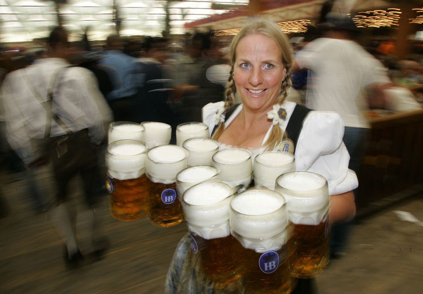 Oktoberfesti ettekandja Christiane Mitterer 12 õllekannuga.