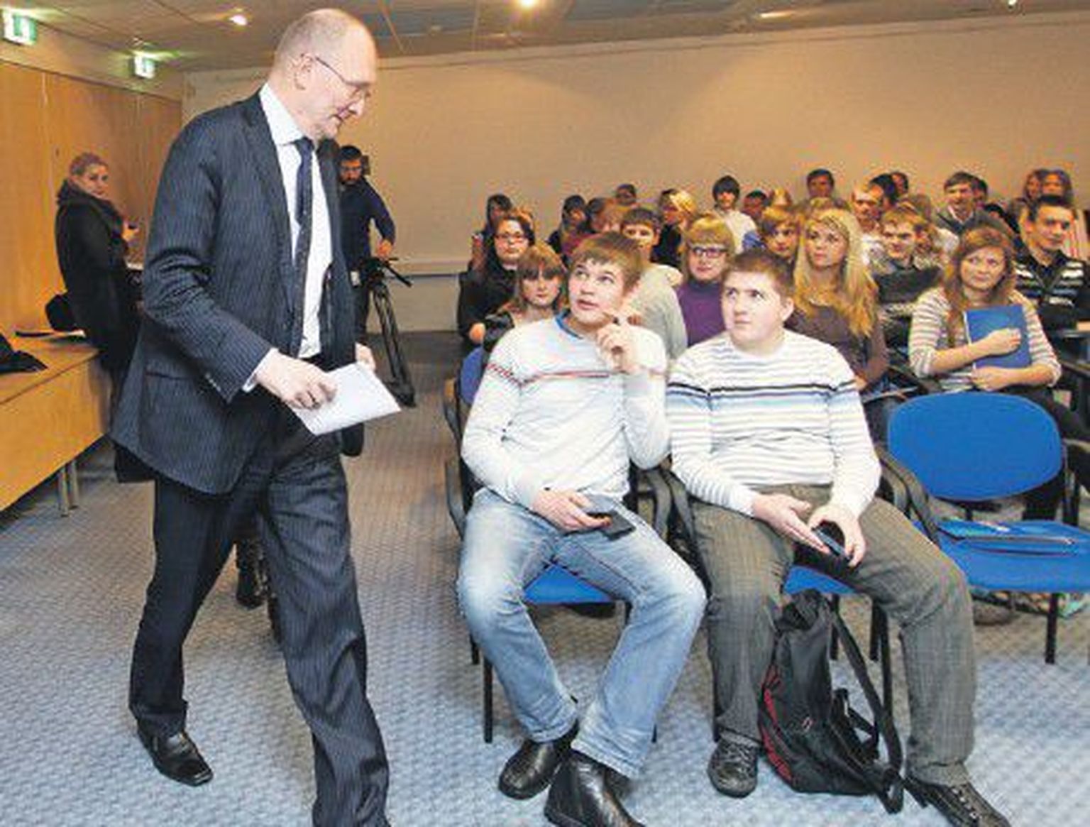 Министр образования Яак Аавиксоо говорил с русскими школьниками по-русски и по-эстонски о том, что владение многими языками — это большой плюс в жизни.