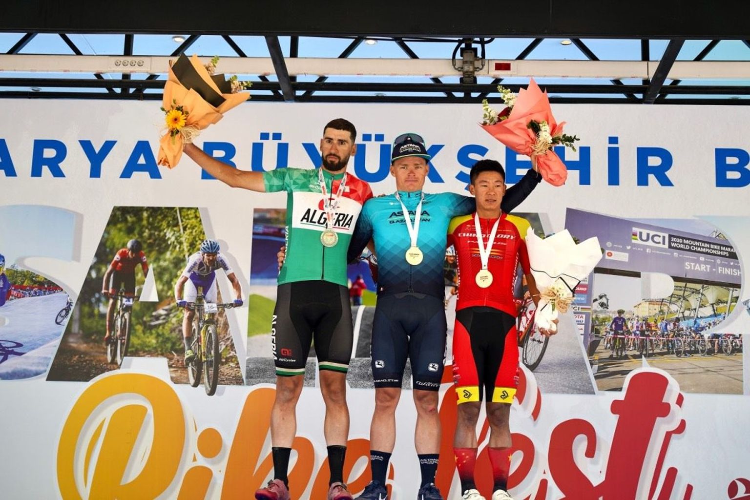 Martin Laas (keskel) võitis Sakarya velotuuril kolmanda etapi.