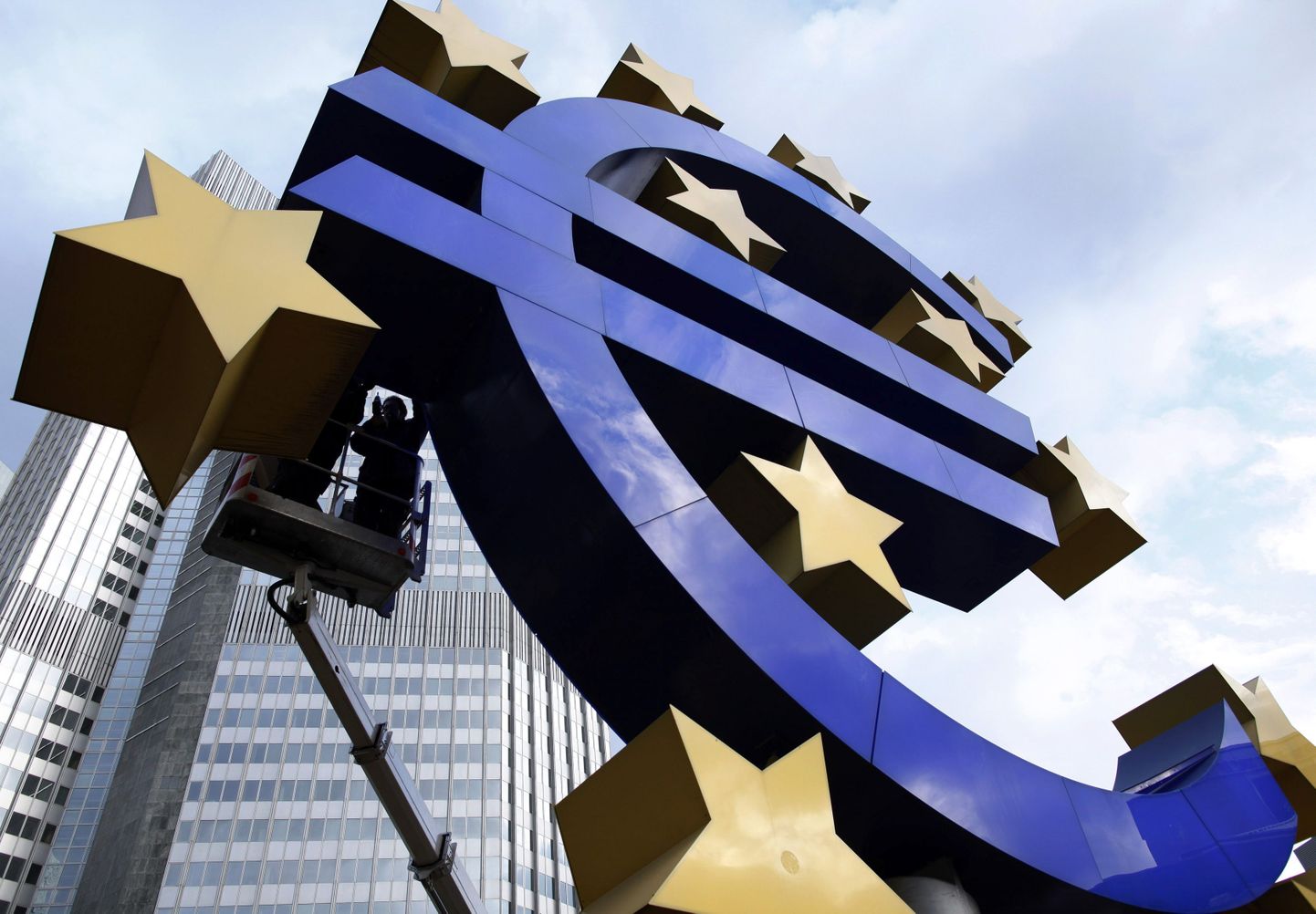 Töötajad putitavad Euroopa Keskpanga ees asuvat euro logo.