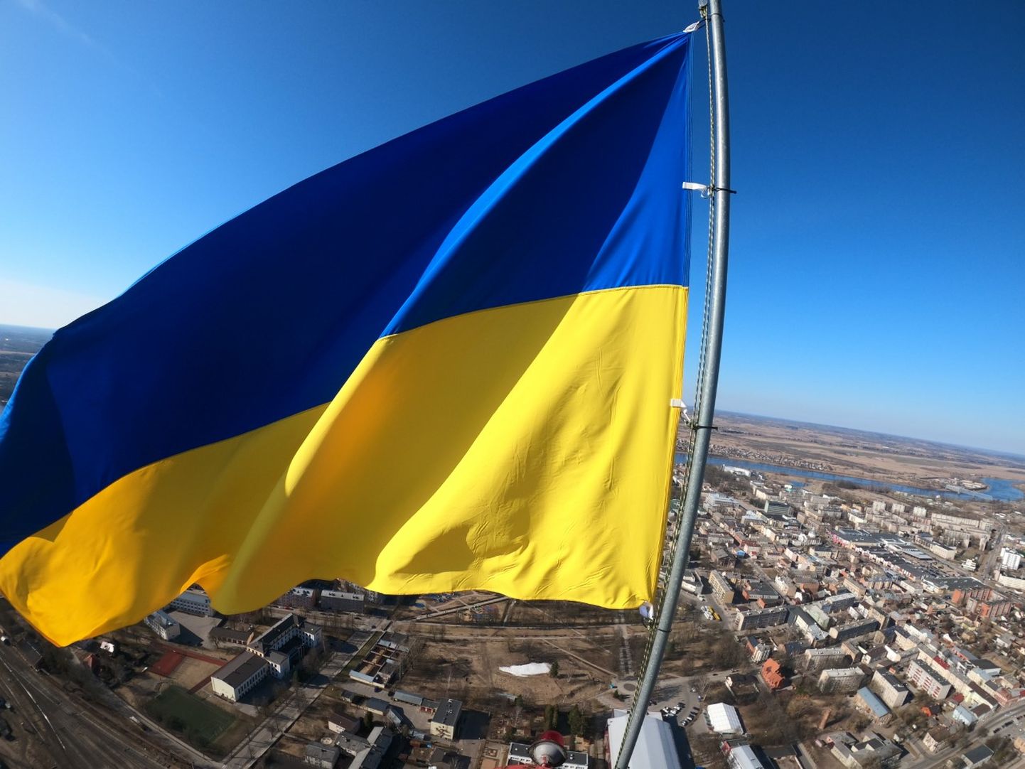Daugavpilī LVRTC tornī mastā pacelts Ukrainas karogs.