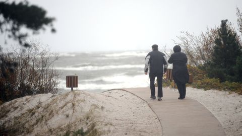 Svētdien galvenokārt piekrastē gaidāma vētra; daudzviet būs stipri nokrišņi