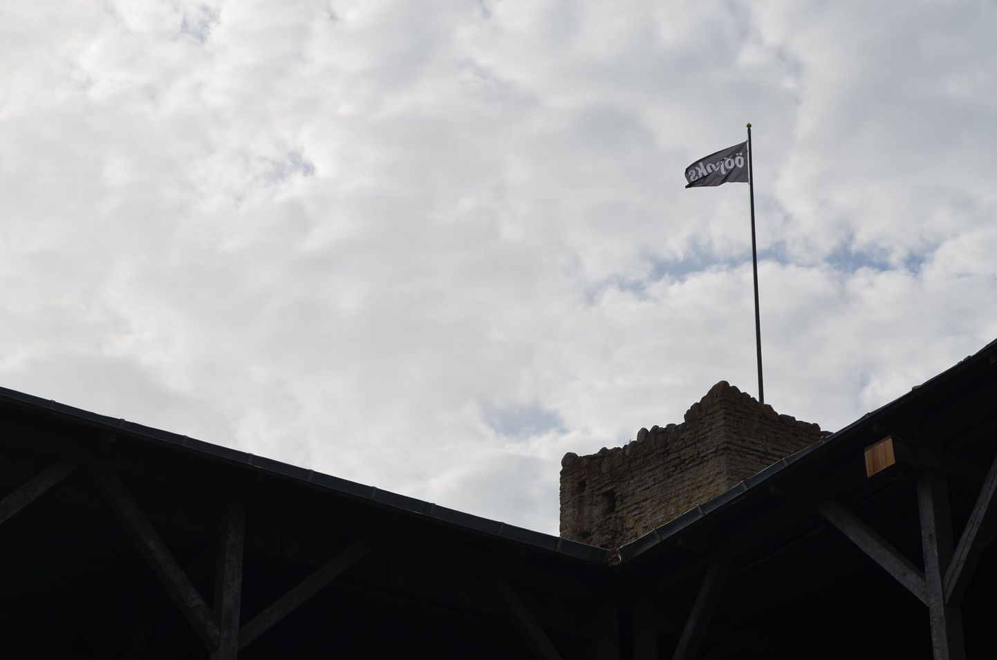 Ööjooksu lipp linnuse torni mastis teavitab, et ööjooks on lähedal.