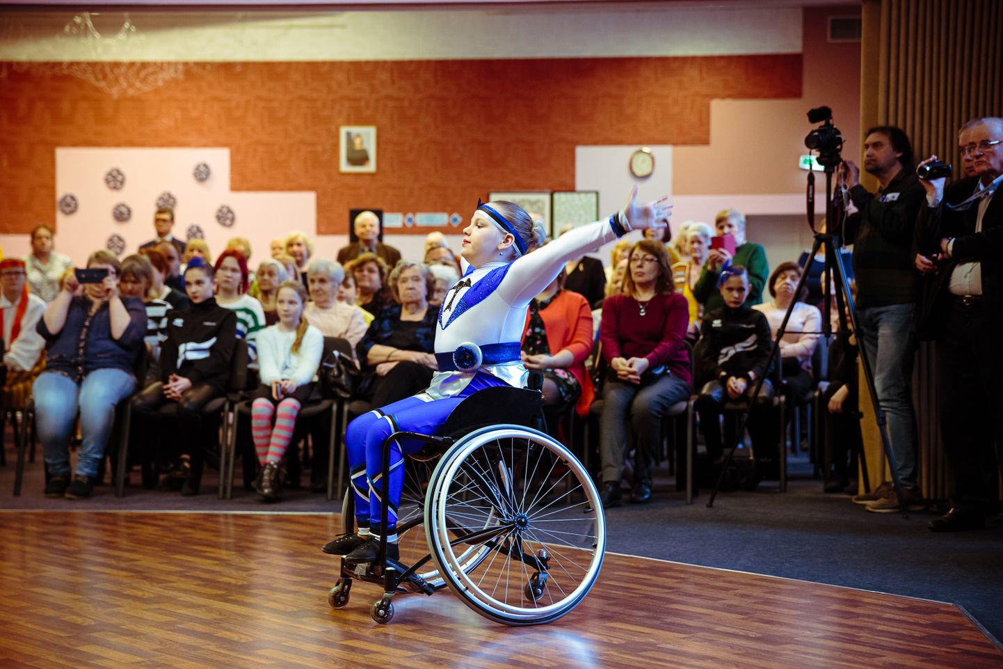 Narva eesti gümnaasiumis toimunud aktuse üllatusesinejaks olid linna ratastoolitantsijad mittetulundusühingust Matveika.