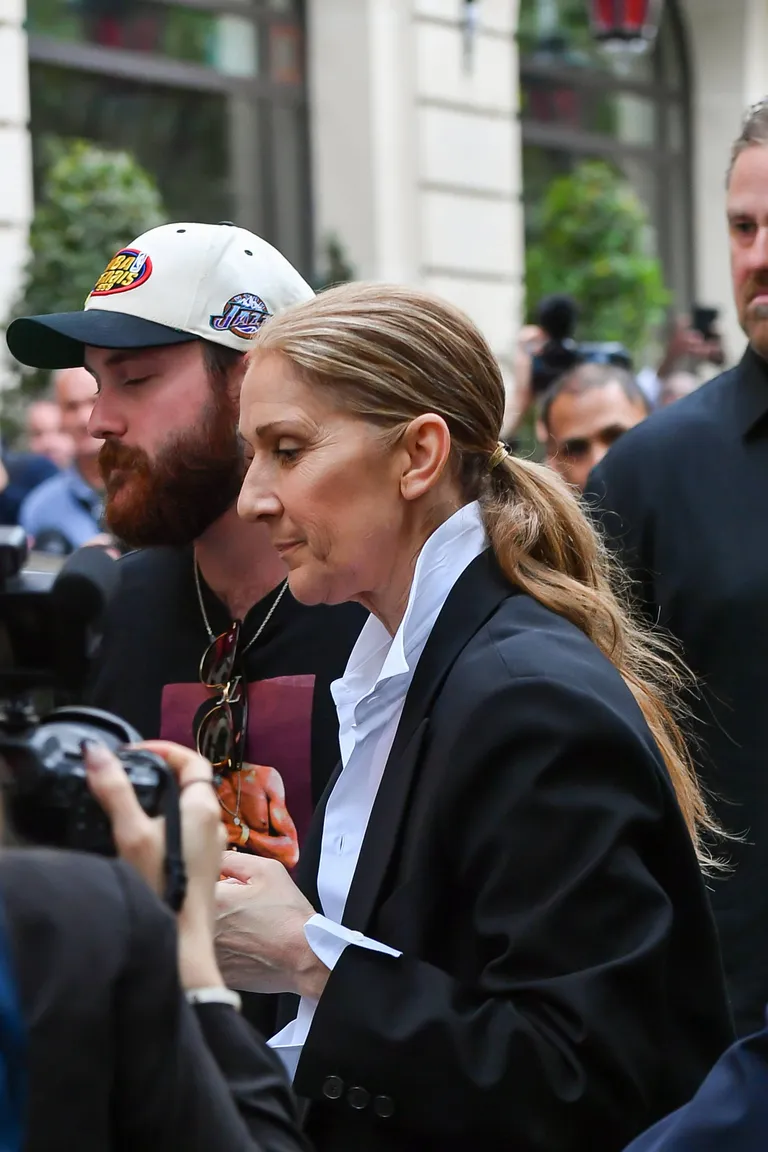 Celine Dion eile Royal Monceau hotellist väljumas